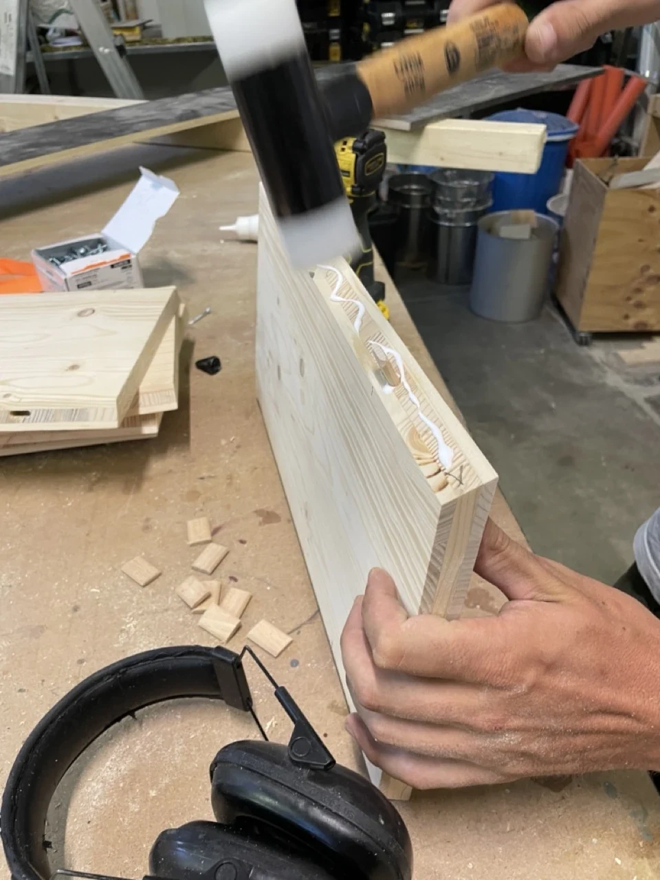 Incollaggio e montaggio della struttura in legno