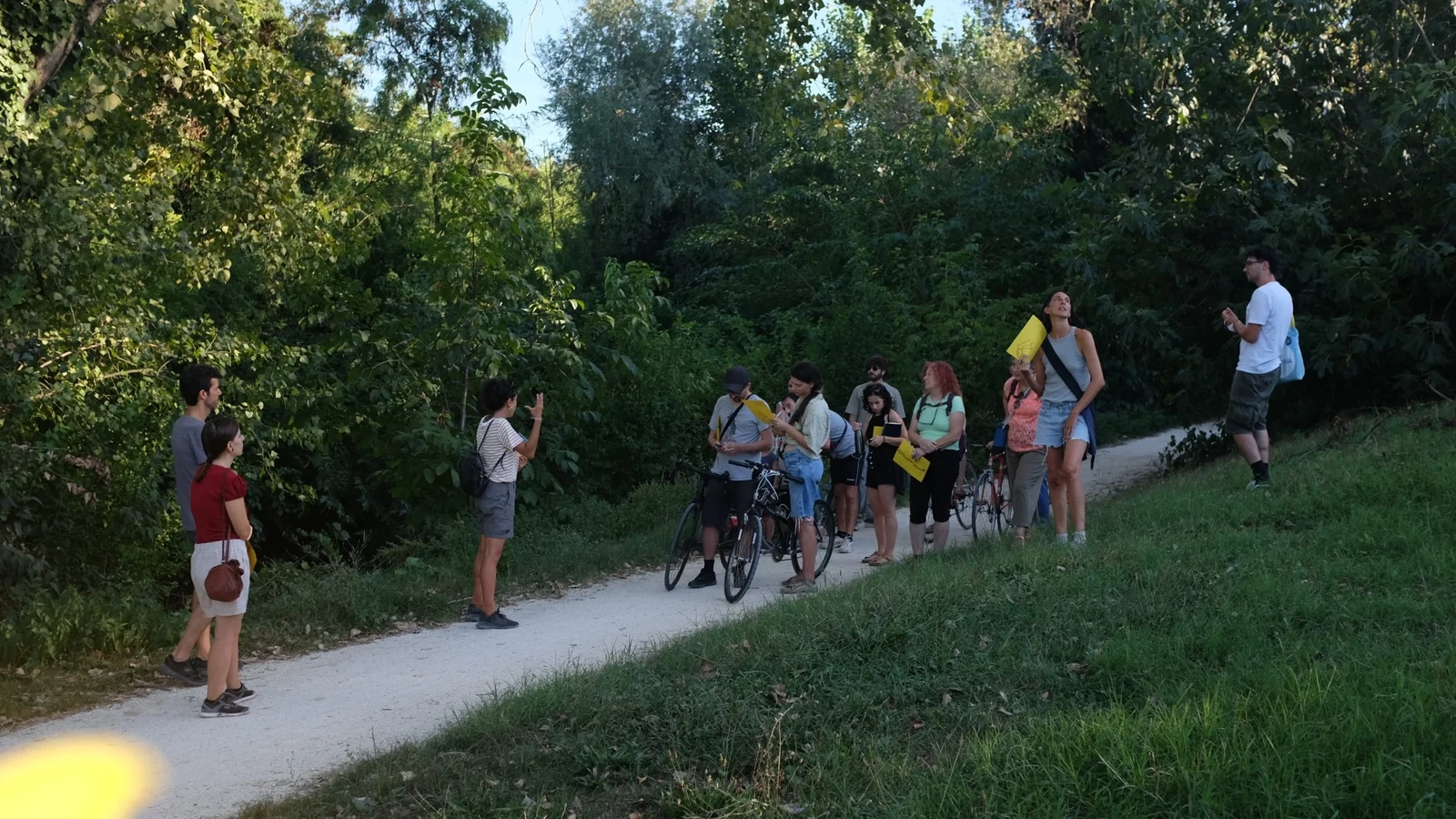 Sosta e confronto durante la passeggiata lungo il canale