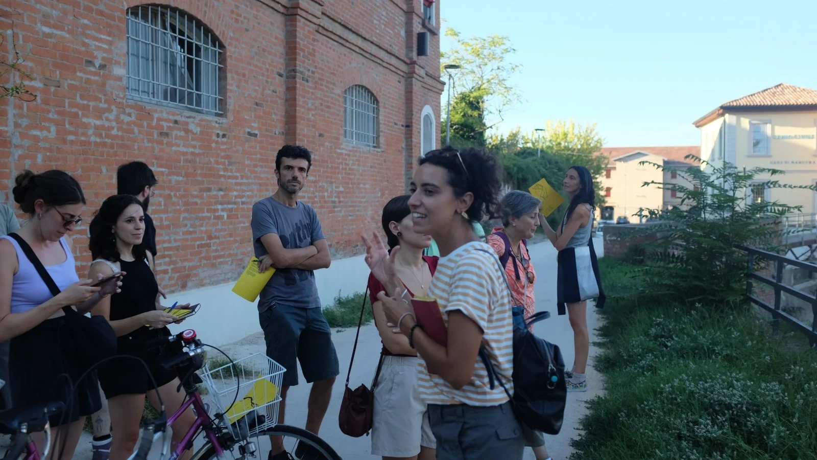 Partecipanti alla passeggiata presso un edificio lungo il Navile