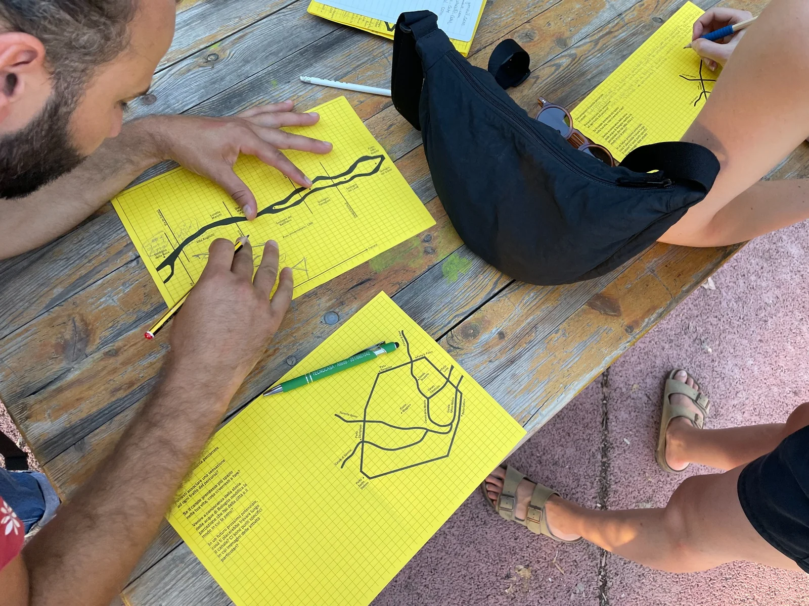 Partecipanti che annotano le mappe del Navile