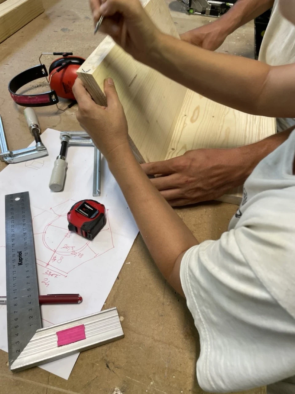 Assemblaggio delle tavole di legno per La granita