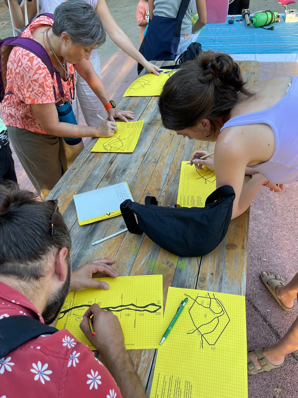 Partecipanti che annotano le mappe del Navile