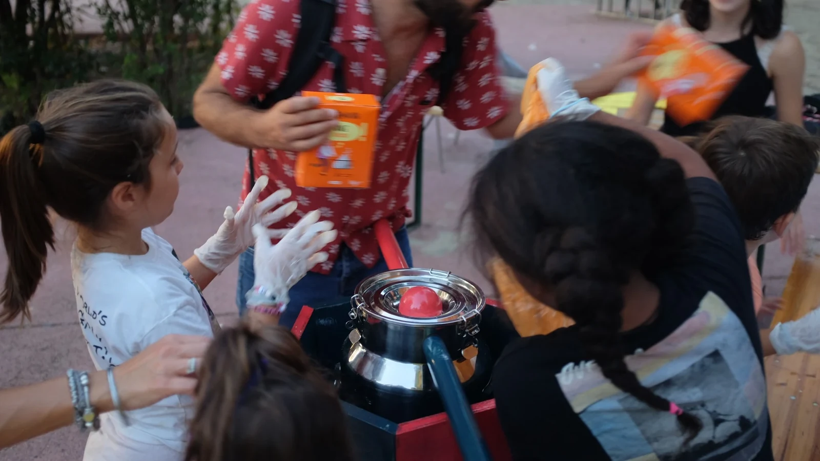 Preparazione collettiva della granita con i bambini
